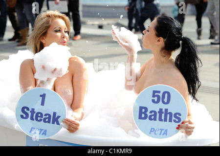 Modèles de Playboy, Victoria Eisermann, gauche, et Monica Harris, droite, poser à Trafalgar Square pour marquer la Journée mondiale de l'eau. Banque D'Images