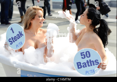 Modèles de Playboy, Victoria Eisermann, gauche, et Monica Harris, droite, poser à Trafalgar Square pour marquer la Journée mondiale de l'eau. Banque D'Images