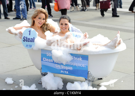 Modèles de Playboy, Victoria Eisermann, gauche, et Monica Harris, droite, poser pour les photographes à Trafalgar Square. Banque D'Images