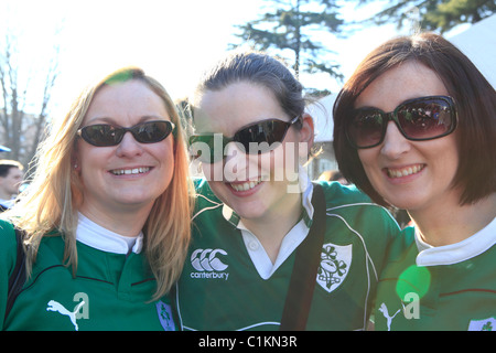 Trois femmes fans de rugby irlandais à Rome Banque D'Images