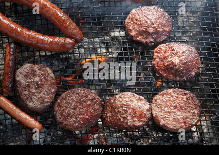 Close-up d'hamburgers et hot-dogs sur le barbecue, Houston, Texas, USA Banque D'Images