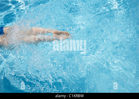 Woman Swimming, Cannes, Provence, Provence-Alpes-Côte d'Azur, France Banque D'Images