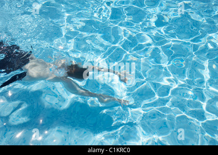 Homme Natation, Cannes, Provence, Provence-Alpes-Côte d'Azur, France Banque D'Images