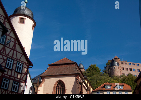 Allemagne, Franconia, Wertheim. Vue du centre-ville historique de 12ème siècle ruines du château de Hohenburg. Banque D'Images