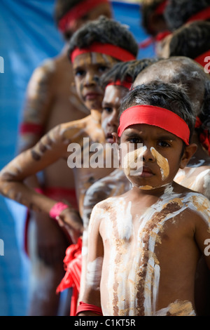 Les jeunes danseurs autochtones au Festival de danse autochtones Laura. Laura, Queensland, Australie Banque D'Images