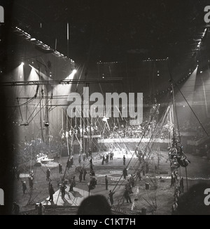 Les artistes de cirque en noir et blanc à l'intérieur d'énormes arena tente big top Banque D'Images