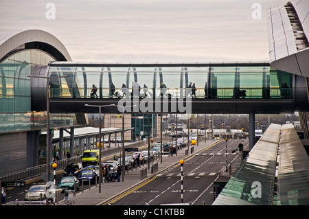 Se déplacer à travers les passagers piétons à la borne 2 de l'aéroport de Dublin Banque D'Images