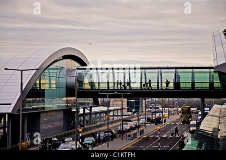 Tunnel de passage passager depuis le terminal 2 de l'aéroport de Dublin, Irlande. Banque D'Images