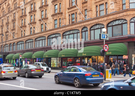 Façade avant de Harrods, le grand magasin de luxe, Londres, Angleterre Banque D'Images