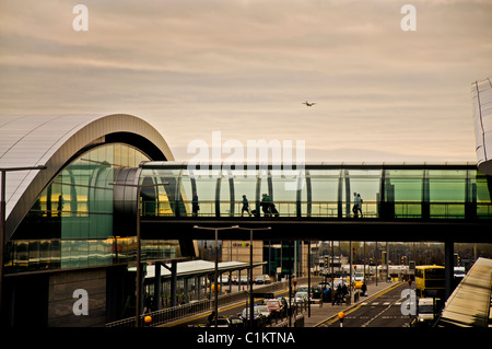 Les passagers d'une passerelle à l'aéroport de Dublin Le Terminal 2 Banque D'Images