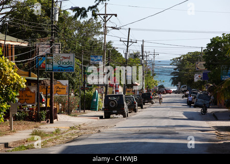 La rue principale menant à la plage de Samara, Péninsule de Nicoya, Costa Rica Banque D'Images