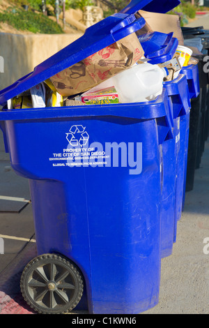 Trop plein poubelles, San Diego, California, USA Banque D'Images