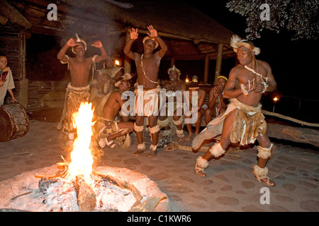 La province du Kwazulu-Natal en Afrique du Sud zoulou de Simunye village où les visiteurs peuvent être accueillis en zoulou chef traditionnel de style Banque D'Images