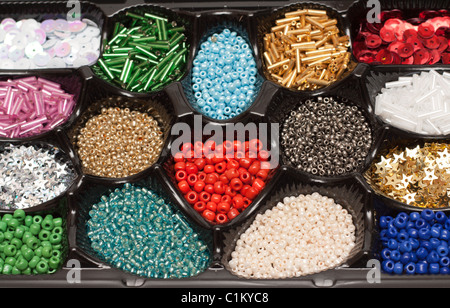 Perles de couleur en forme dans la gourmandise, le coeur Banque D'Images