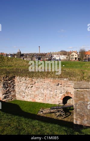 Canon et le mur des fortifications, ville frontière Banque D'Images