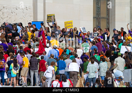 Les manifestants protester contre les coupes dans le financement de l'éducation sur les marches de la State Capitol building, à Bâton Rouge, Louisiane, Etats-Unis. Banque D'Images