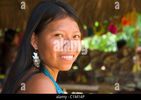 Femme de la tribu indienne autochtone embera, Village, Panama Banque D'Images
