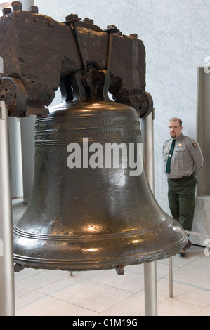 United States Pennsylvania Philadelphie a sonné la cloche de la liberté de la tour de l'Independence Hall convoquant les citoyens à Banque D'Images