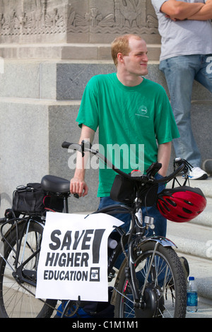 Pour protester contre les coupes dans le financement de l'éducation de démonstrateur sur les marches de la State Capitol building, à Bâton Rouge, Louisiane, Etats-Unis. Banque D'Images