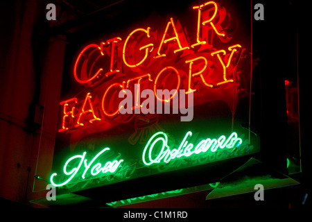 Fabrique de cigares en néon dans le quartier français de La Nouvelle-Orléans, Louisiane, Etats-Unis. Banque D'Images