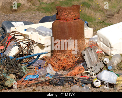 Déchets rejetés sur la plage de Wanson, Bude, Cornwall, UK Banque D'Images