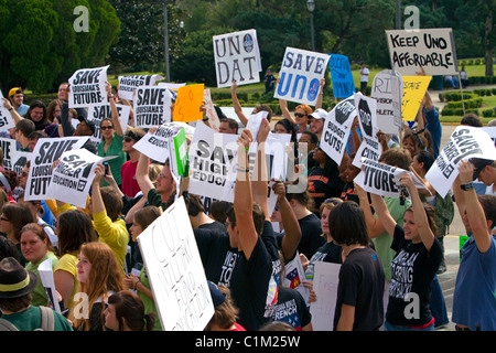 Les manifestants protester contre les coupes dans le financement de l'éducation sur les marches de la State Capitol building, à Bâton Rouge, Louisiane, Etats-Unis. Banque D'Images