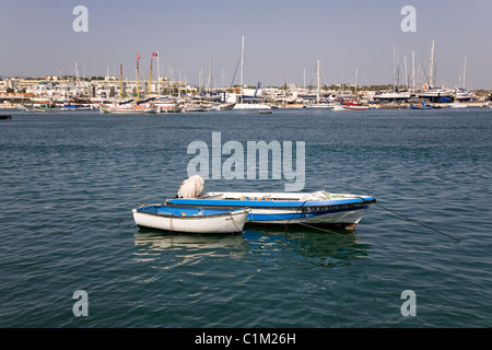 Les barques dans le port de Lagos dans l'Algarve, au Portugal. Banque D'Images