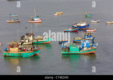 Bateaux de pêche dans le port de Salaverry, Trujillo, Pérou Banque D'Images