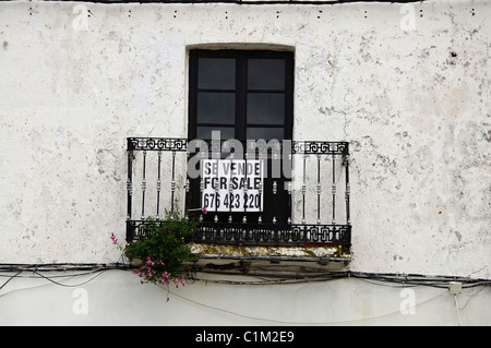 Fenêtre et balcon en fer forgé avec for sale sign, Casares, Province de Cadix, Andalousie, Espagne, Europe de l'Ouest. Banque D'Images