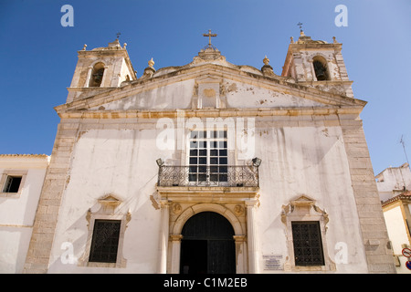 La façade blanche de l'Igreja Santa Maria (l'église de St Mary) à Lagos en Algarve, Portugal. Banque D'Images