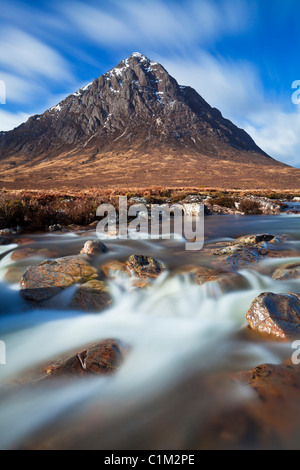 Couvert de neige Buachaiille Etive Mor et la rivière Coupall Rannoch moor Glen Coe Scottish Highlands Scotland UK GB Europe Banque D'Images