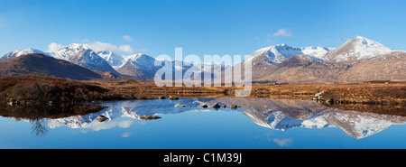 Montagnes couvertes de neige autour de Lochan na h-Achlaise Rannoch Moor Argyll et Bute Highlands écossais UK GB EU Europe Banque D'Images