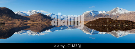 Montagnes couvertes de neige autour de Lochan na h Achlaise Rannoch Moor Argyll et Bute Highlands écossais UK GB EU Europe Banque D'Images