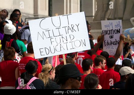 Les manifestants protester contre les coupes dans le financement de l'éducation sur les marches de la State Capitol building, à Bâton Rouge, Louisiane, Etats-Unis. Banque D'Images