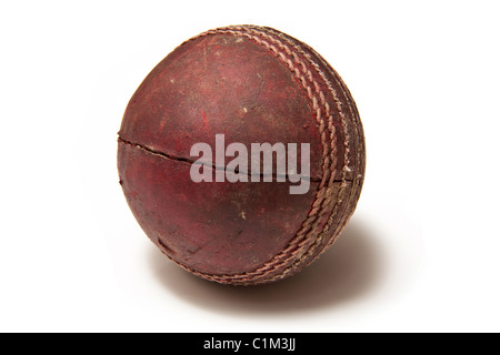 Cricket ball cuir isolated on a white background studio. Banque D'Images