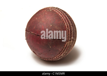 Cricket ball cuir isolated on a white background studio. Banque D'Images