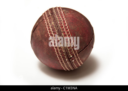 Cricket ball cuir isolated on a white background studio. Banque D'Images