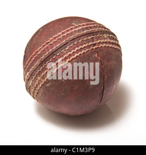 Cricket ball cuir isolated on a white background studio. Banque D'Images