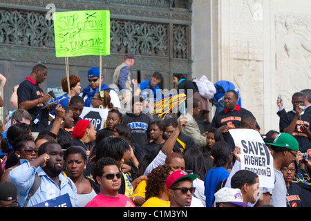 Les manifestants protester contre les coupes dans le financement de l'éducation sur les marches de la State Capitol building, à Bâton Rouge, Louisiane, Etats-Unis. Banque D'Images