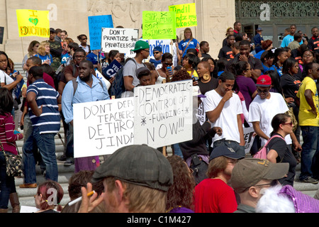 Les manifestants protester contre les coupes dans le financement de l'éducation sur les marches de la State Capitol building, à Bâton Rouge, Louisiane, Etats-Unis. Banque D'Images