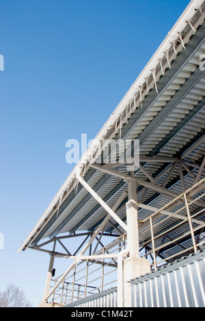 Tribune de football construction métal fragment sur fond de ciel Banque D'Images