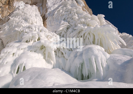 Glaçon sur le rocher. L'île Olkhon, lac Baikal, Sibérie, Russie Banque D'Images