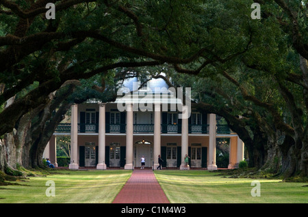 La plantation d'Oak Alley situé sur la rivière Mississippi dans la communauté de vacherie, Louisiane, Etats-Unis. Banque D'Images