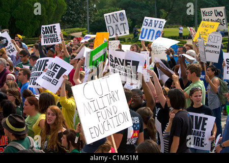 Les manifestants protester contre les coupes dans le financement de l'éducation sur les marches de la State Capitol building, à Bâton Rouge, Louisiane, Etats-Unis. Banque D'Images