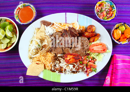 Bavette de bœuf aloyau plat mexicain assortiment de sauces chili épicé au Mexique Banque D'Images