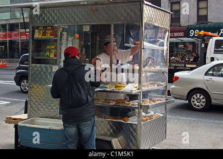 Food en vente rue des bagels et des muffins, Manhattan, New York, États-Unis d'Amérique. Banque D'Images