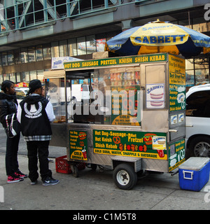 Food Street en vendant des hot-dogs, des bretzels etc., Manhattan, New York, États-Unis d'Amérique. Banque D'Images