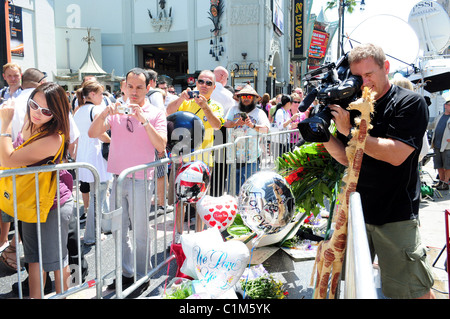 Les fans du monde entier se réunissent pour rendre hommage à Michael Jackson par son étoile sur le Hollywood Walk of Fame en Banque D'Images