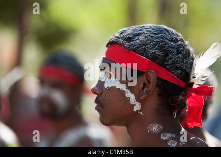 Danseur dans les corps tribal peinture. Festival de danse autochtone, Laura, Queensland, Australie Banque D'Images