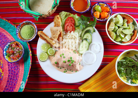 Filet de poisson rempli de crevettes sauces chili mexicain pico de gallo Banque D'Images